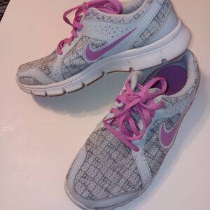 For sale is a pair of 2013 Nike Flex Experience Run 2 shoes/sneakers (631463-012
